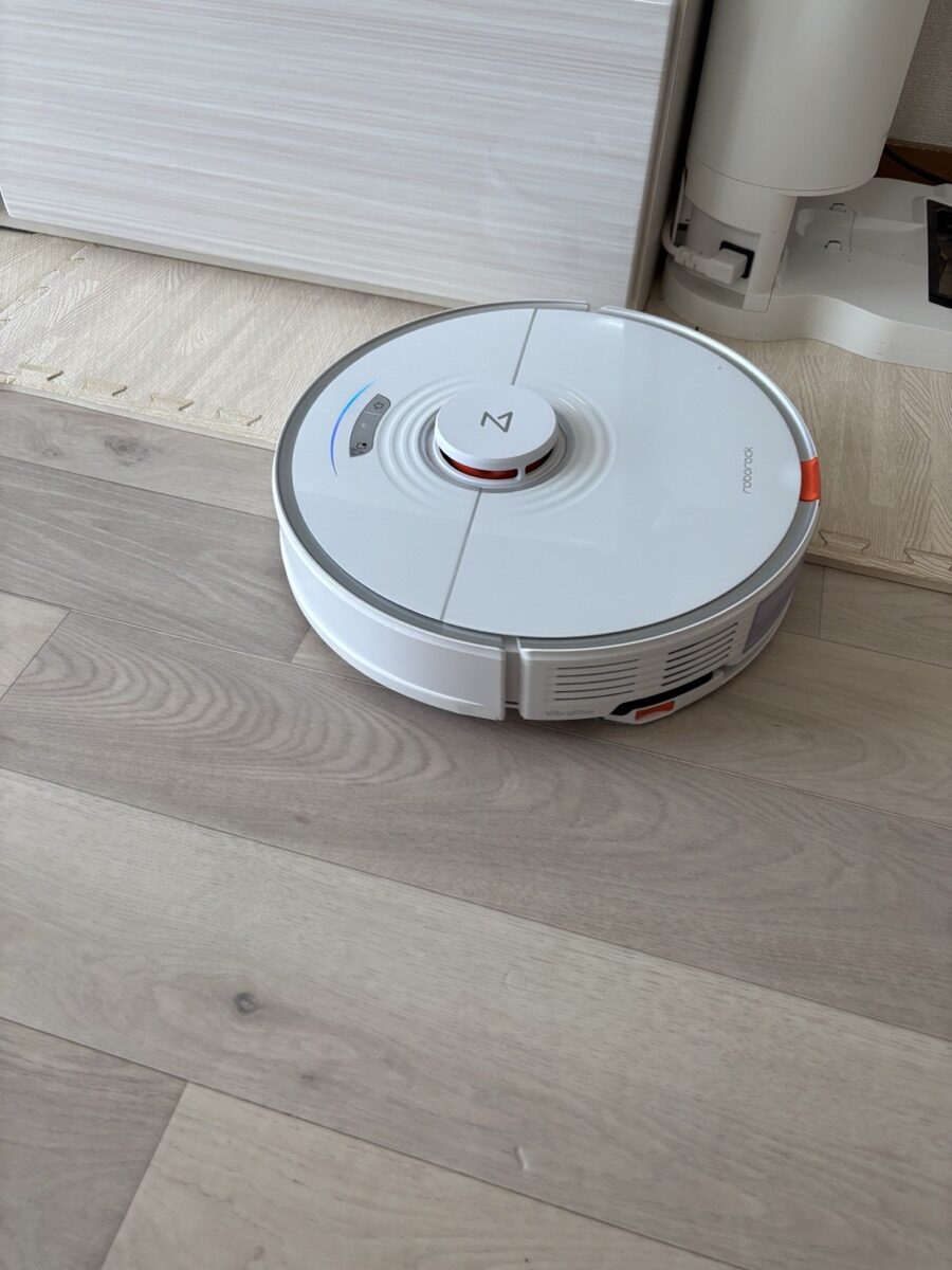 フローリングの上で稼働するRoborock S7」